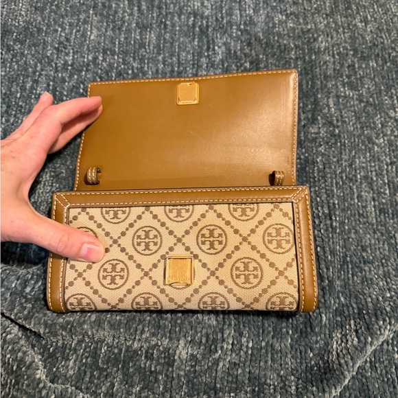 Tory Burch Logo Jacquard Attaché Wallet - Picture 4 of 8